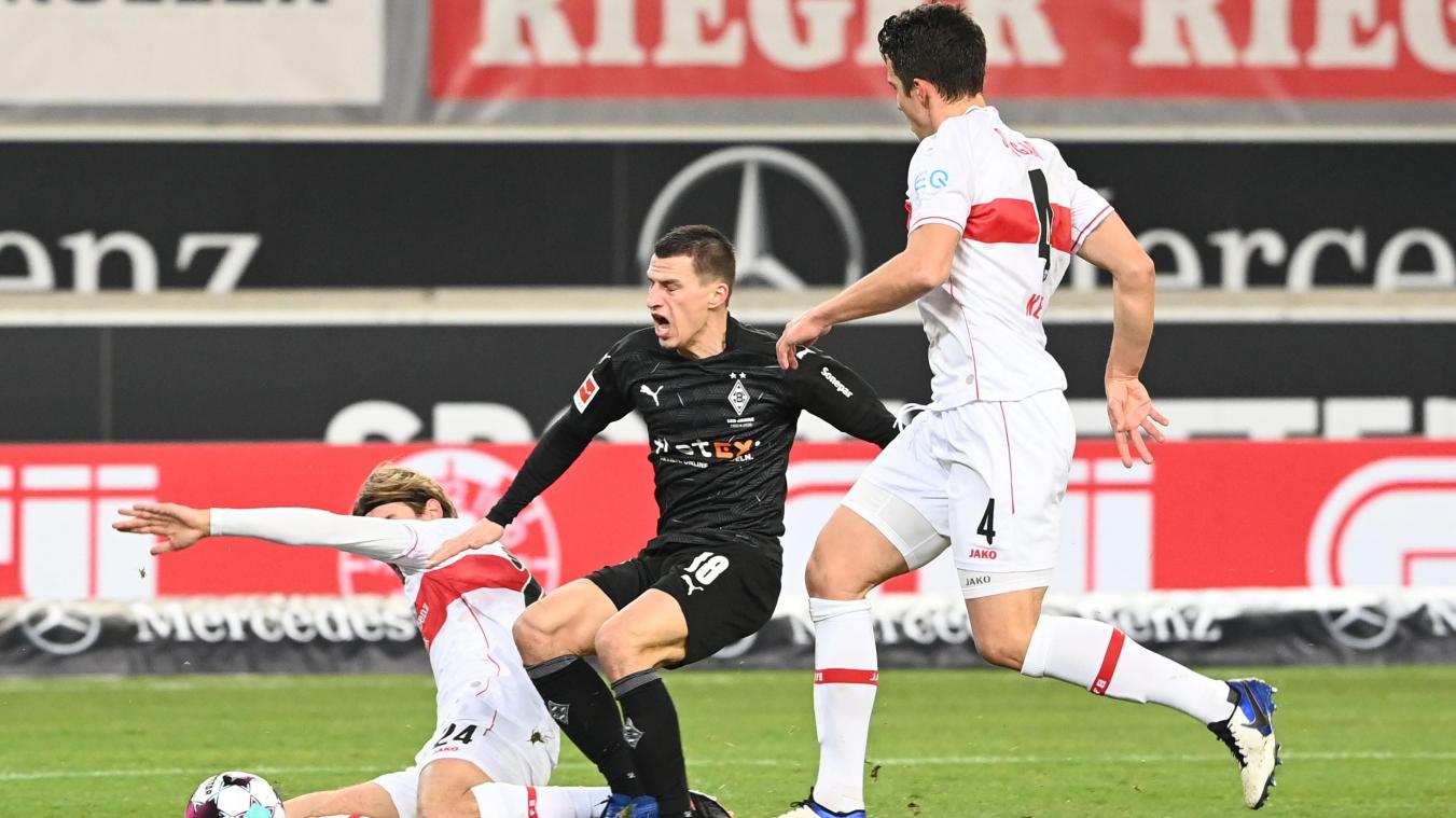 <p>Stuttgarts Borna Sosa (l-r), Mönchengladbachs Stefan Lainer und Stuttgarts Marc Oliver Kempf kämpfen in einer Szene, die zum Elfmeter führt, um den Ball.</p>