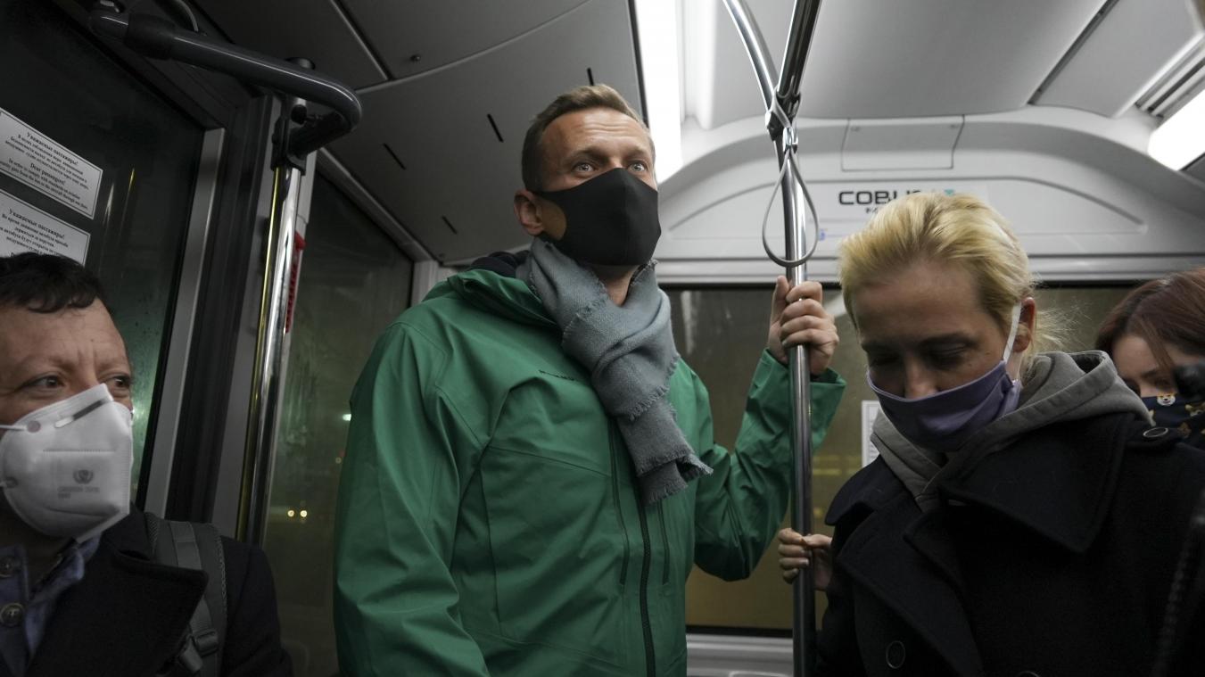 <p>Kremlgegner Alexej Nawalny (Mitte) und seine Ehefrau Julia (r.) stehen am Flughafen Moskau-Scheremetjewo in einem Bus. Nawalny hielt sich für die Behandlung nach seiner Vergiftung für fast fünf Monate in Deutschland auf. Der 44-Jährige gilt als der prominenteste Gegner des russischen Präsidenten Putin.</p>