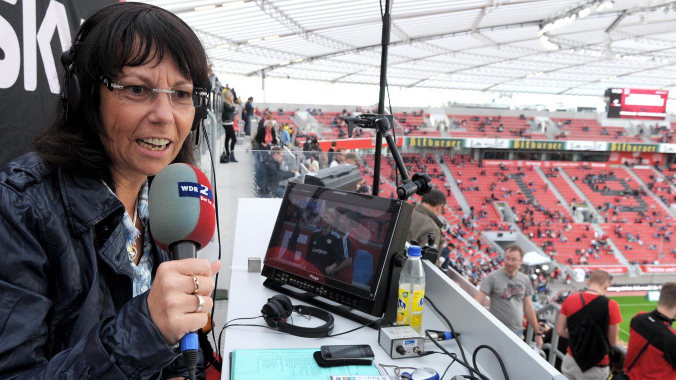 <p>Ein Schappschuss aus dem Jahr 2011: Sabine Töpperwien kommentiert in der BayArena die Partie Leverkusen - Dortmund.</p>