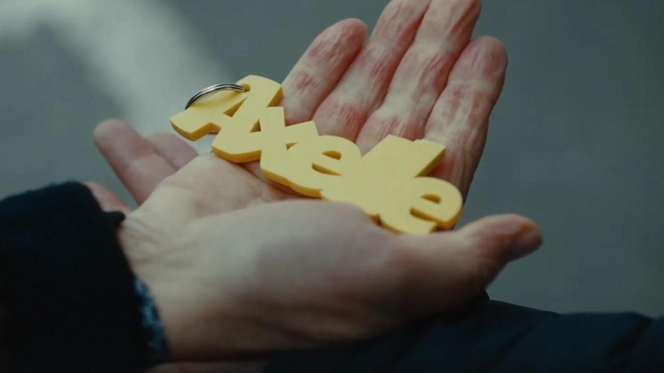 <p>Schlüsselanhänger mit dem Namen eines Kindes, das bei einem Verkehrsunfall mit einem Autofahrer unter Alkoholeinfluss ums Leben kam.</p>