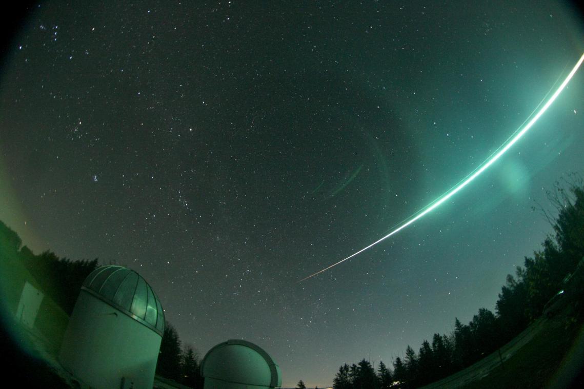 <p>Wenn ein Meteorit vom Himmel fällt, wird er von Beobachtern meist als Sternschnuppe wahrgenommen.</p>