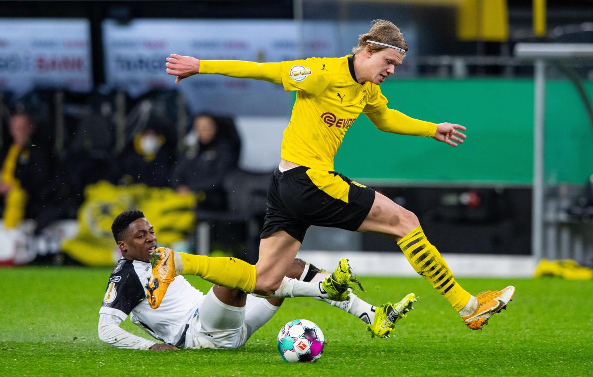 <p>Dortmunds Erling Haaland (rechts) in Aktion gegen Paderborns Frederic Ananou.</p>