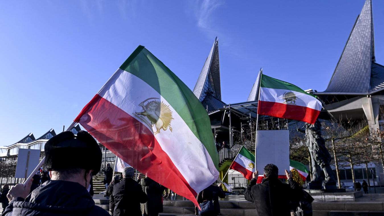 <p>Iranische Oppositionelle demonstrieren vor dem Antwerpener Gericht.</p>