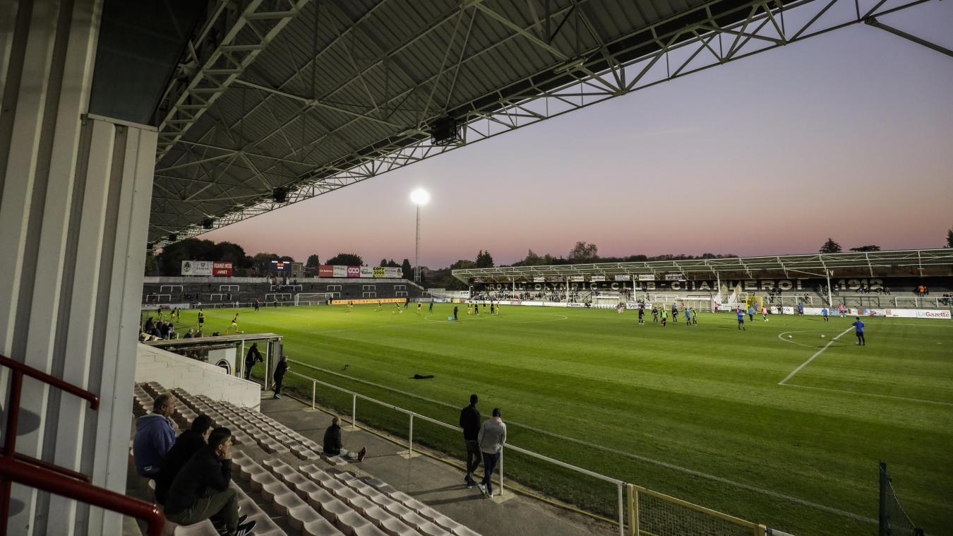 <p>Das Neuvillestadion in Charleroi verfügt weder über eine Überdachung, noch eine Rasenheizung.</p>