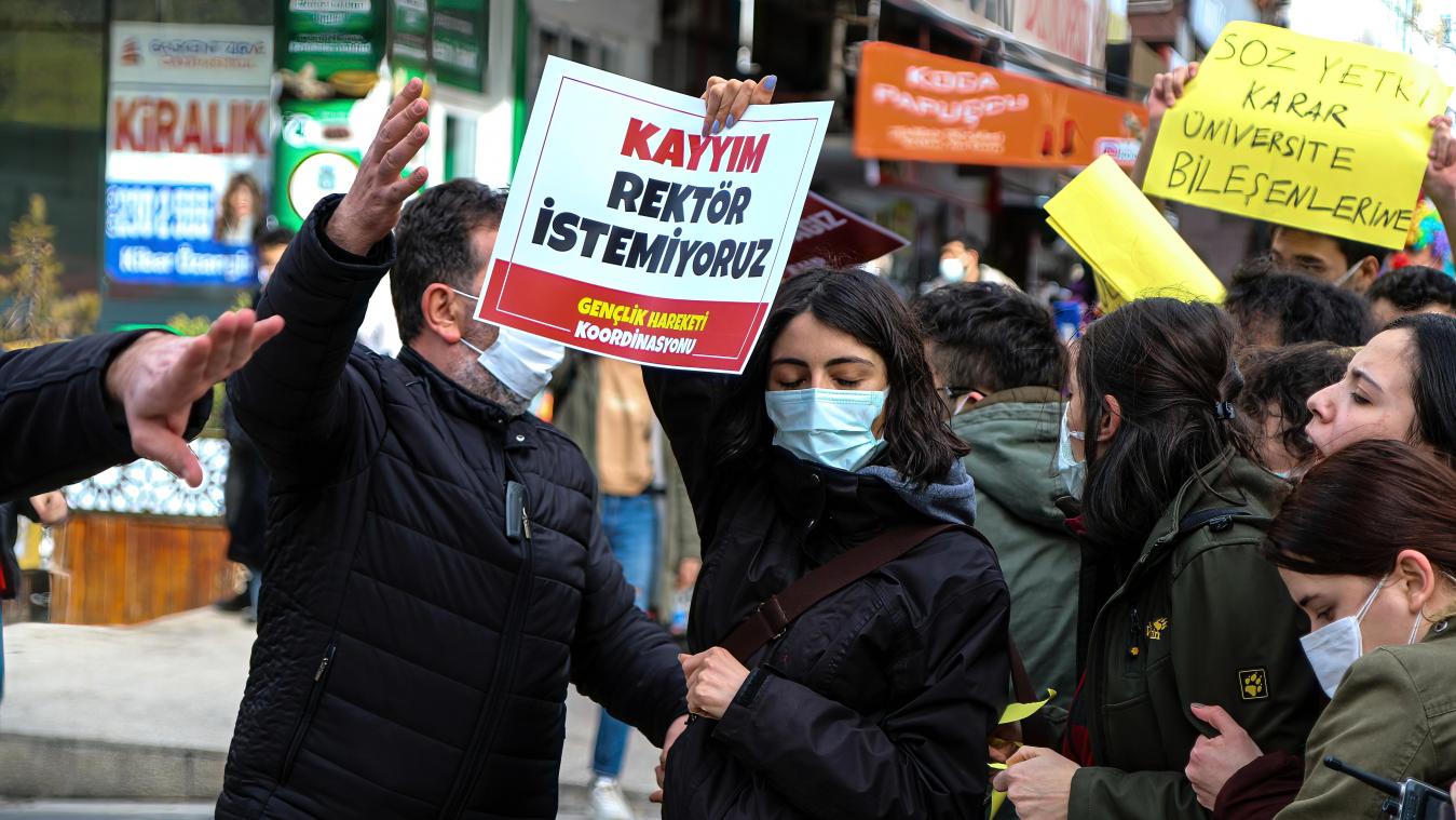 <p>Bei Protesten von Studenten in der Türkei gegen die Einsetzung eines neuen Direktors an der renommierten Bogazici-Universität in Istanbul sind erneut zahlreiche Menschen festgenommen worden.</p>