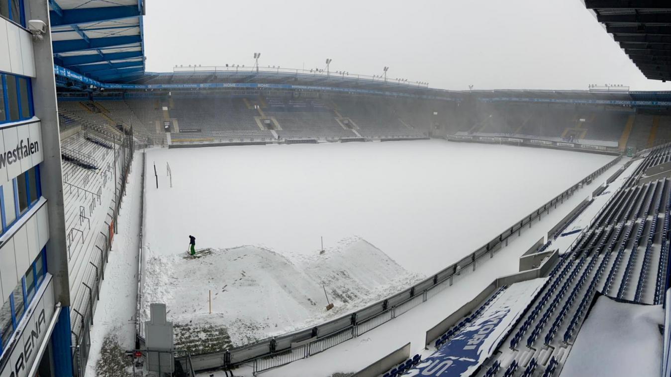 <p>Ein Blick in die völlig verschneite Schüco Arena in Bielefeld.</p>