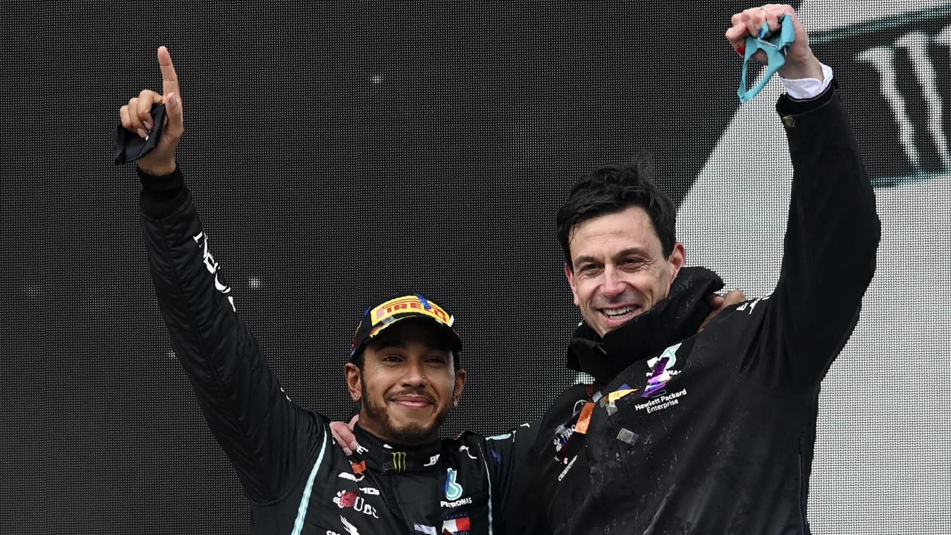 <p>Lewis Hamilton (links) feiert mit Toto Wolff, Motorsportchef vom Team Mercedes, seinen Sieg und Weltmeistertitel.</p>