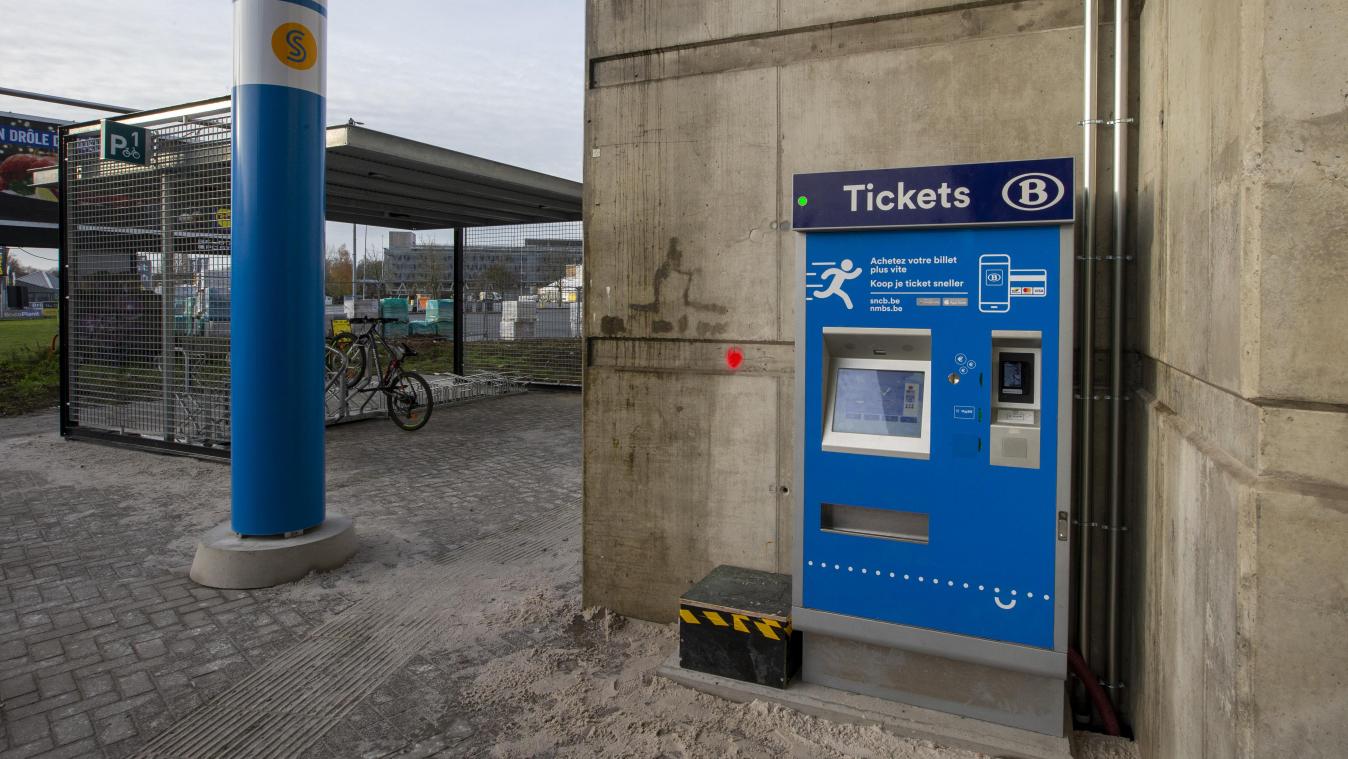 <p>In 44 Bahnhöfen des Landes wird die Fahrkarte zukünftig nicht mehr am Schalter, sondern am Automaten gekauft.</p>
