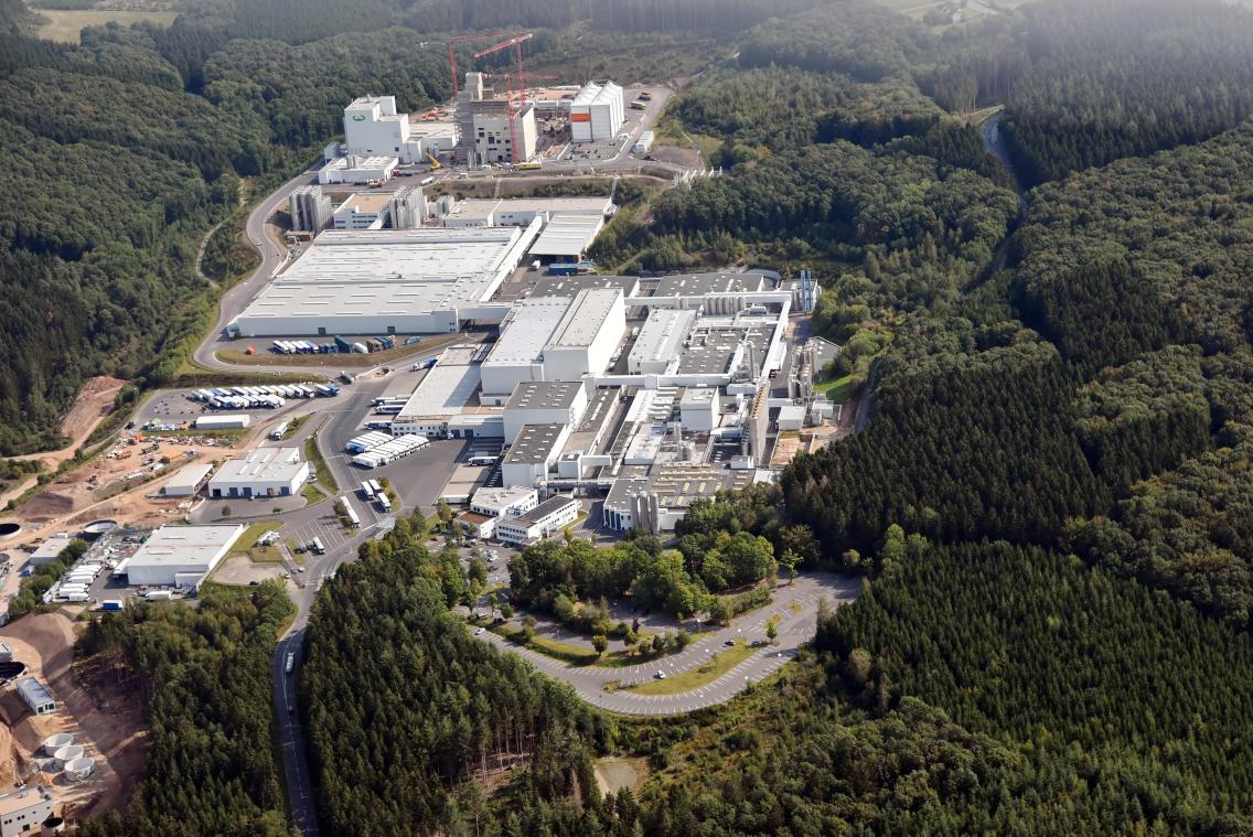 <p>Im Arla-Werk in Pronsfeld (diese Luftaufnahme entstand im September 2020), soll der Trockenturm für die Milchpulverproduktion in diesem Jahr fertiggestellt werden.</p>