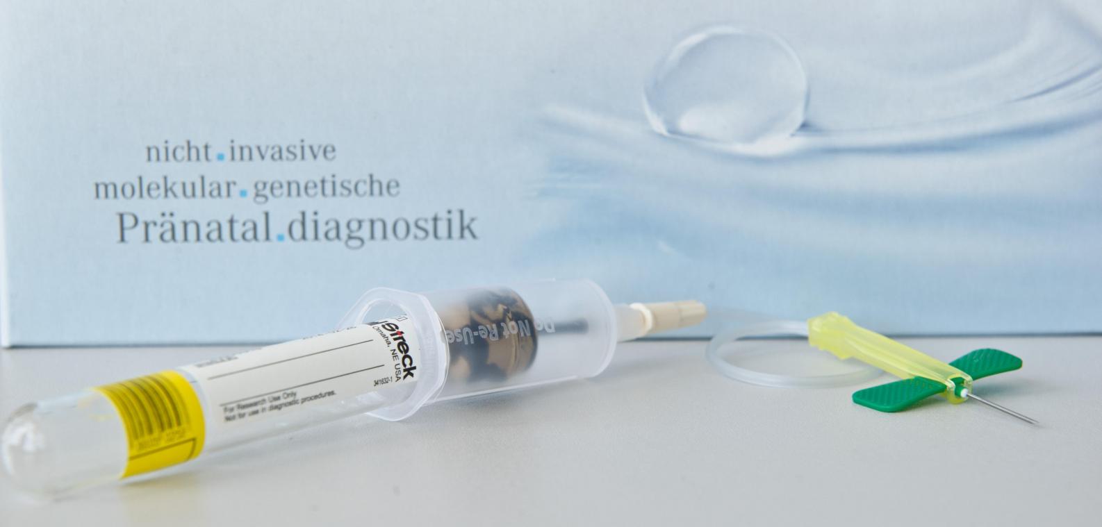 <p>Der NIP-Test sollen über eine vorgeburtliche Blutentnahme Aufschluss über eine mögliche Erkrankung des Kindes an Trisomie 21 geben.</p>