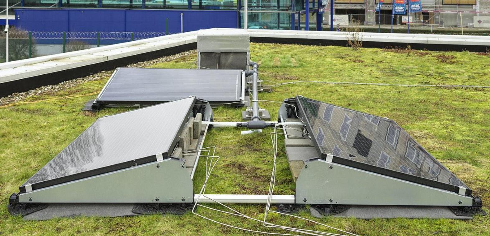 <p>Wasserstoffmodule auf dem begrünten Dach des Labors von Fluxys in Anderlecht.</p>