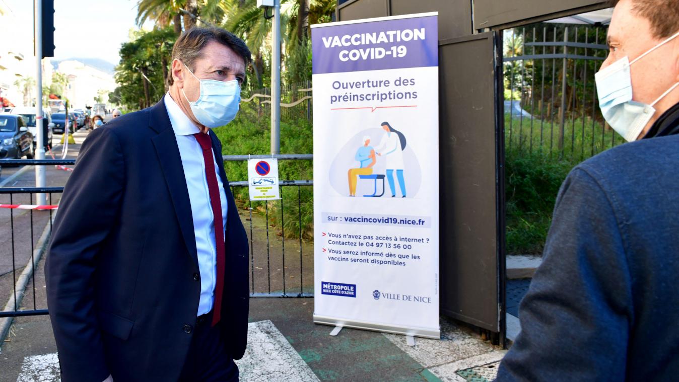 <p>Christian Estrosi, der Bürgermeister von Nizza, beim Besuch eines Impfzentrums.</p>