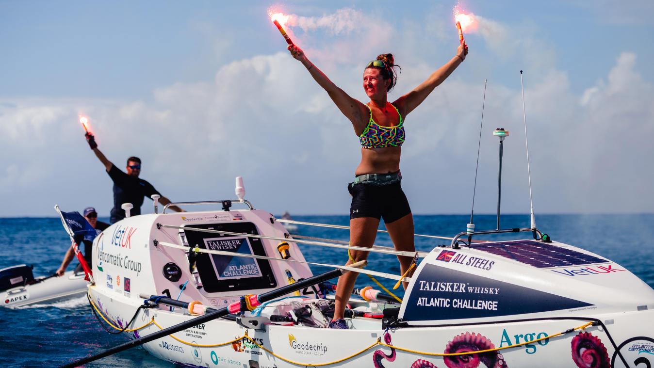 <p>Jasmine Harrison feiert bei ihrer Ankunft ihren Weltrekord als jüngste weibliche Soloruderin.</p>