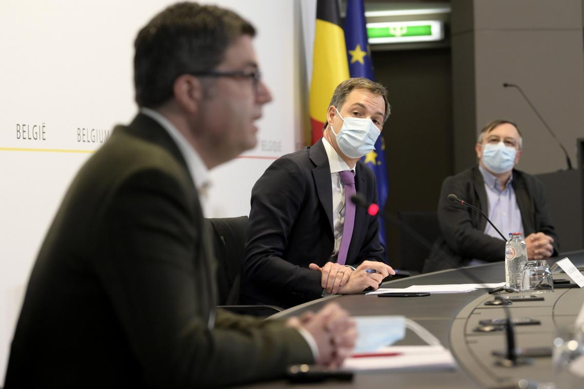 <p>Premier Alexander De Croo (M.) und die Virologen Steven Van Gucht (l.) und Yves Van Laethem.</p>