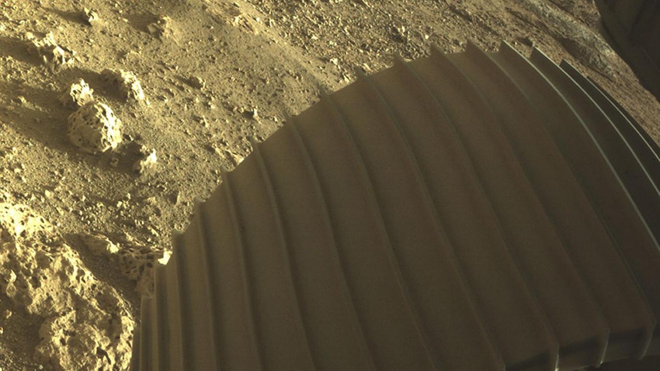 <p>Eine Nahaufnahme zeigt eines der sechs Räder des Mars-Rovers kurz nach der Landung auf dem Mars.</p>