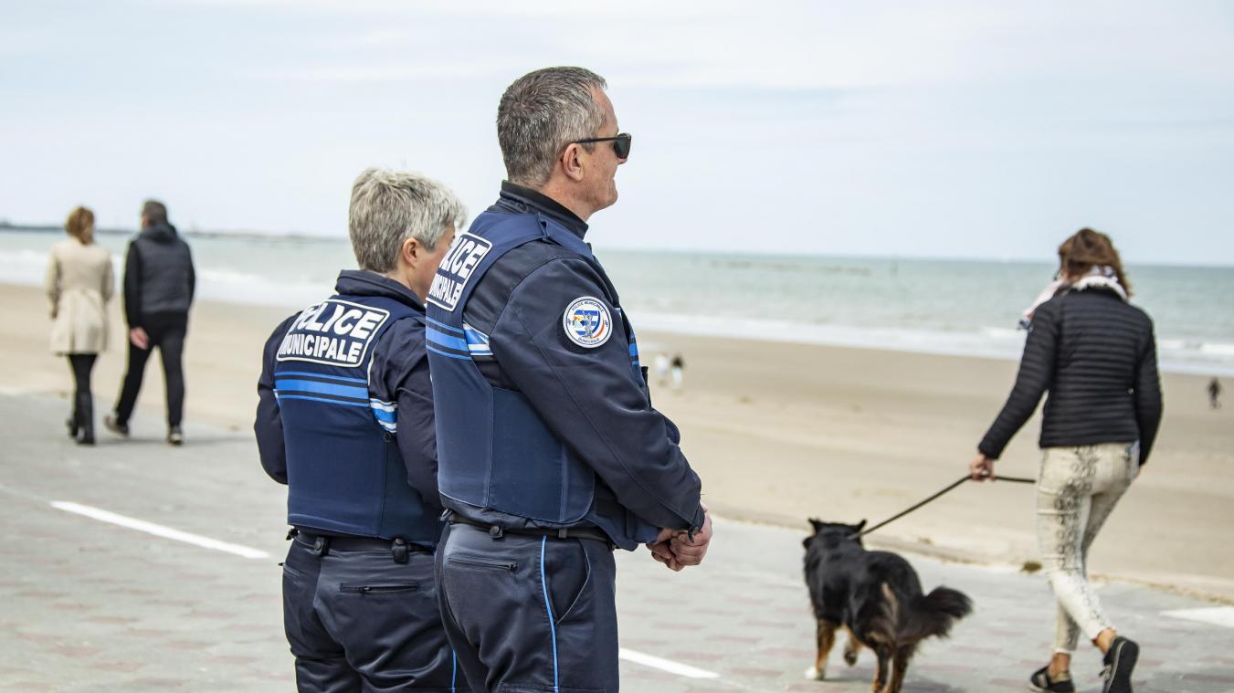 <p>Polizisten patrouillieren am Strand von Dünkirchen in Nordfrankreich.</p>