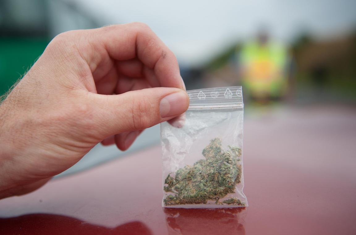 <p>Drogendealer wirft auf seiner Flucht 22 Tütchen Cannabis weg</p>
