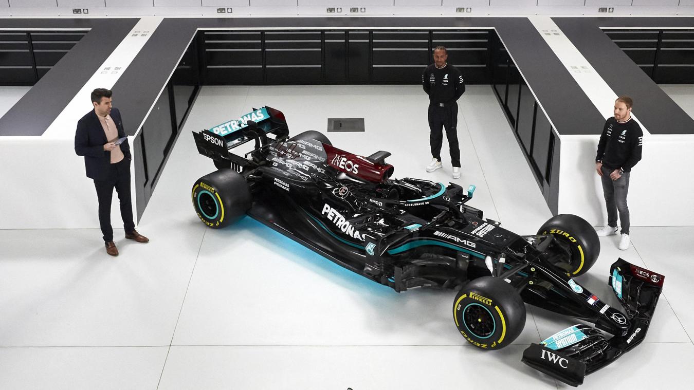 <p>So sieht der neue Mercedes für die Formel-1-Saison 2021 aus, den Lewis Hamilton (Bildmitte) und sein Teamkollege Valtteri Bottas (rechts) fahren werden.</p>