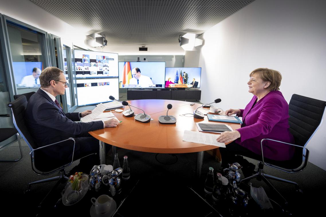 <p>Bundeskanzlerin Angela Merkel und der Regierende Bürgermeister von Berlin, Michael Müller, zu Beginn der Videokonferenz mit den Ministerpräsidentinnen und Ministerpräsidenten der Länder.</p>