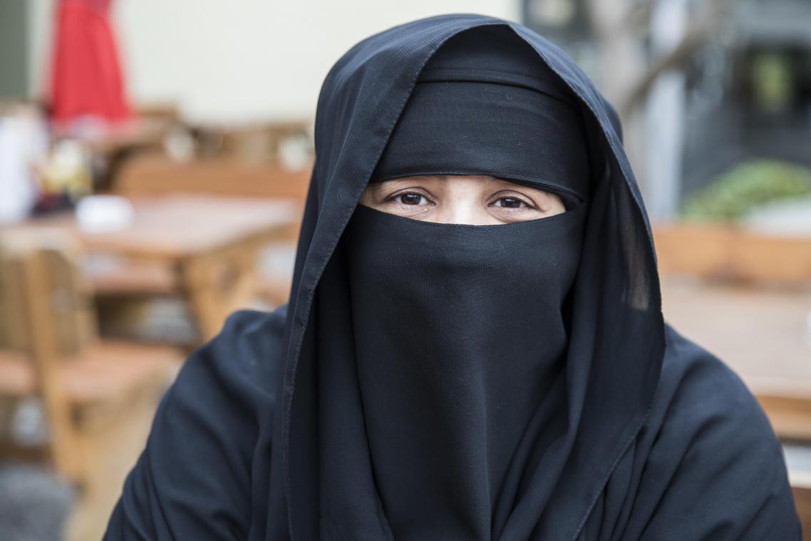 <p>Asma, eine Touristin aus Riad (Saudi-Arabien) sitzt in einem Schweizer Restaurant.</p>