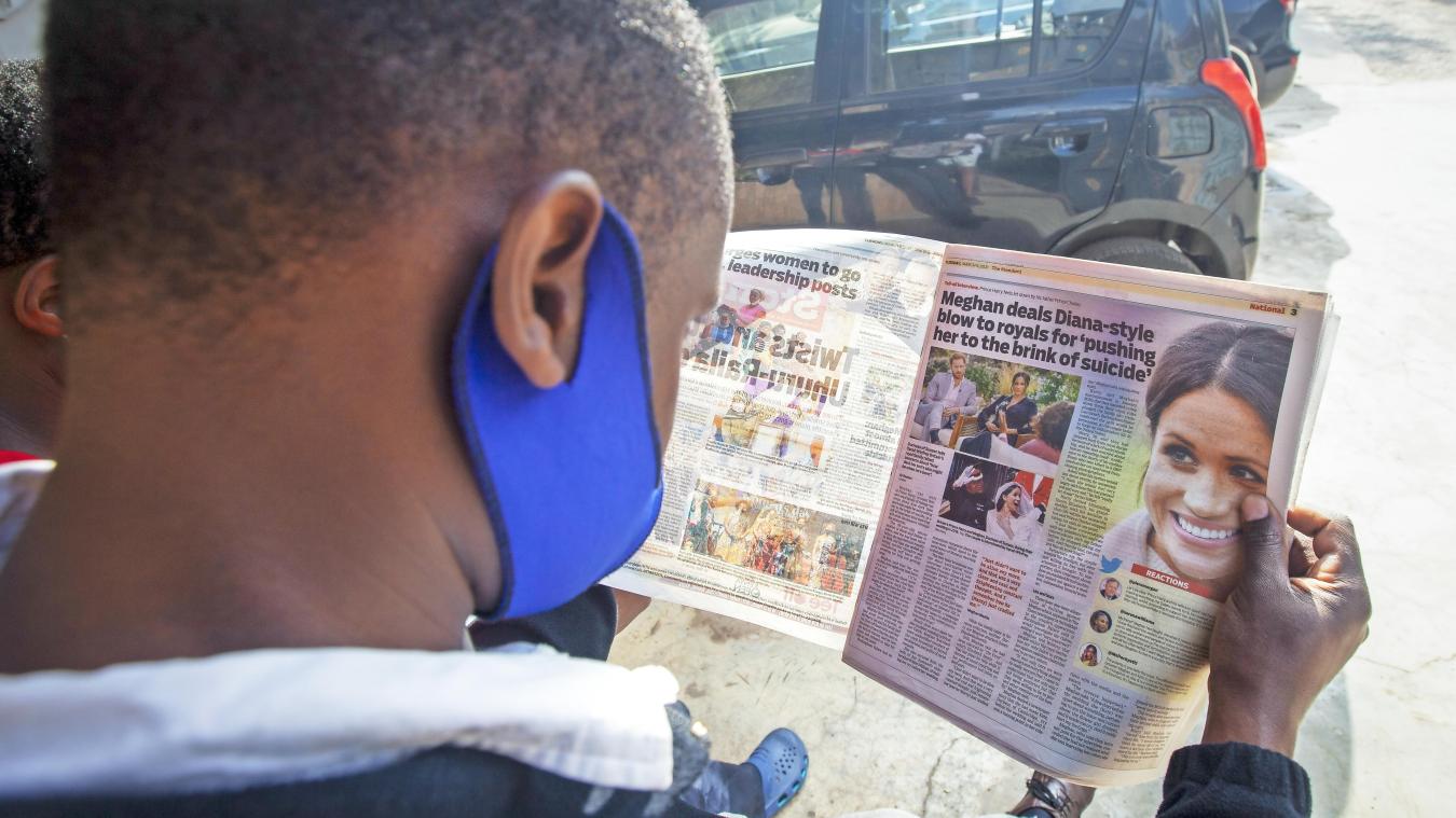 <p>Weltweite Aufmerksamkeit: Ein Mann liest in Nairobi (Kenia) eine Ausgabe der Zeitung „The Standard“ mit Berichten über das Interview vom britischen Prinzen Harry und seiner Frau Meghan. Harry und Meghan hatten darin schwere Vorwürfe gegen das britische Königshaus erhoben.</p>