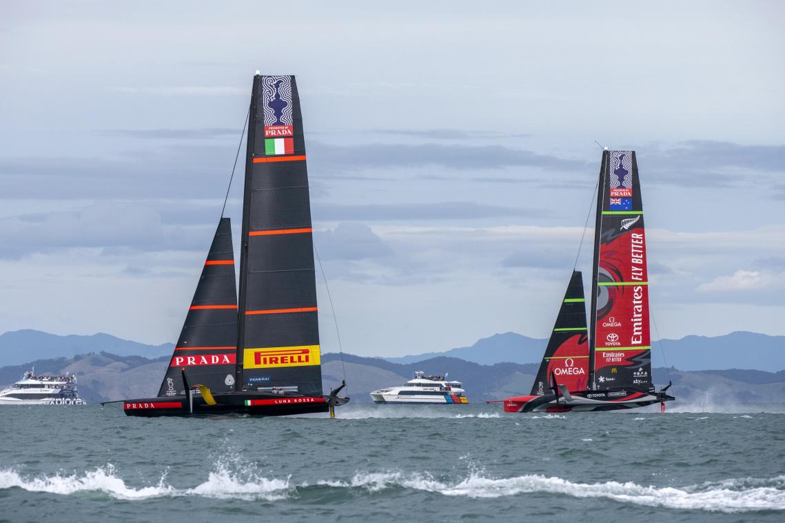<p>Italiens Luna Rossa (links) und Team New Zealand segeln im zweiten Rennen des America's Cup im Waitemata Harbour von Auckland.</p>