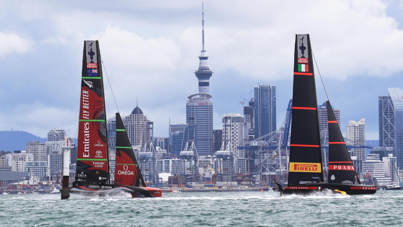 <p>Segeln um den Sieg: Die neuseeländische „Te Rehutai“ und der italienische Herausforderer „Luna Rossa“ (rechts).</p>