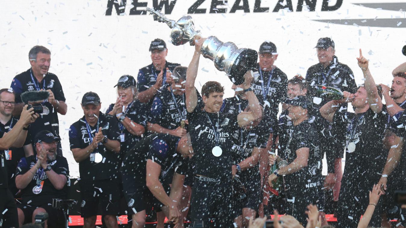 <p>Es ist der vierte Cup-Triumph für das Emirates Team New Zealand mit Steuermann Peter Burling (Mitte).</p>