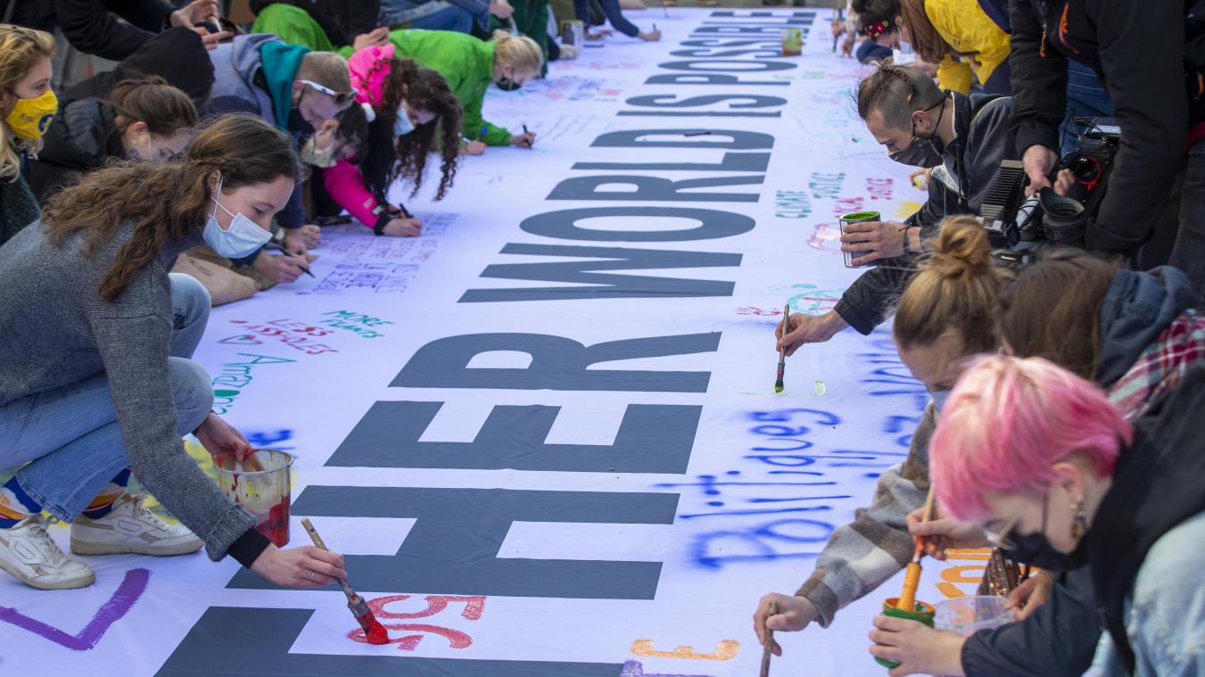 <p>„Another World is possible“ steht auf dem großen Transparent, das die Aktivisten von „Youth for Climate“ auf der Brüsseler Rue de la Loi ausrollten.</p>