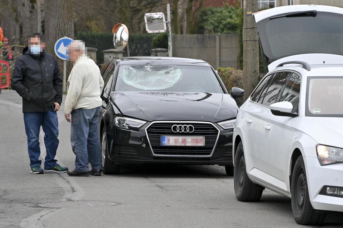 <p>Die Fahrradfahrerin ist mit dem Pkw zusammengestoßen.</p>