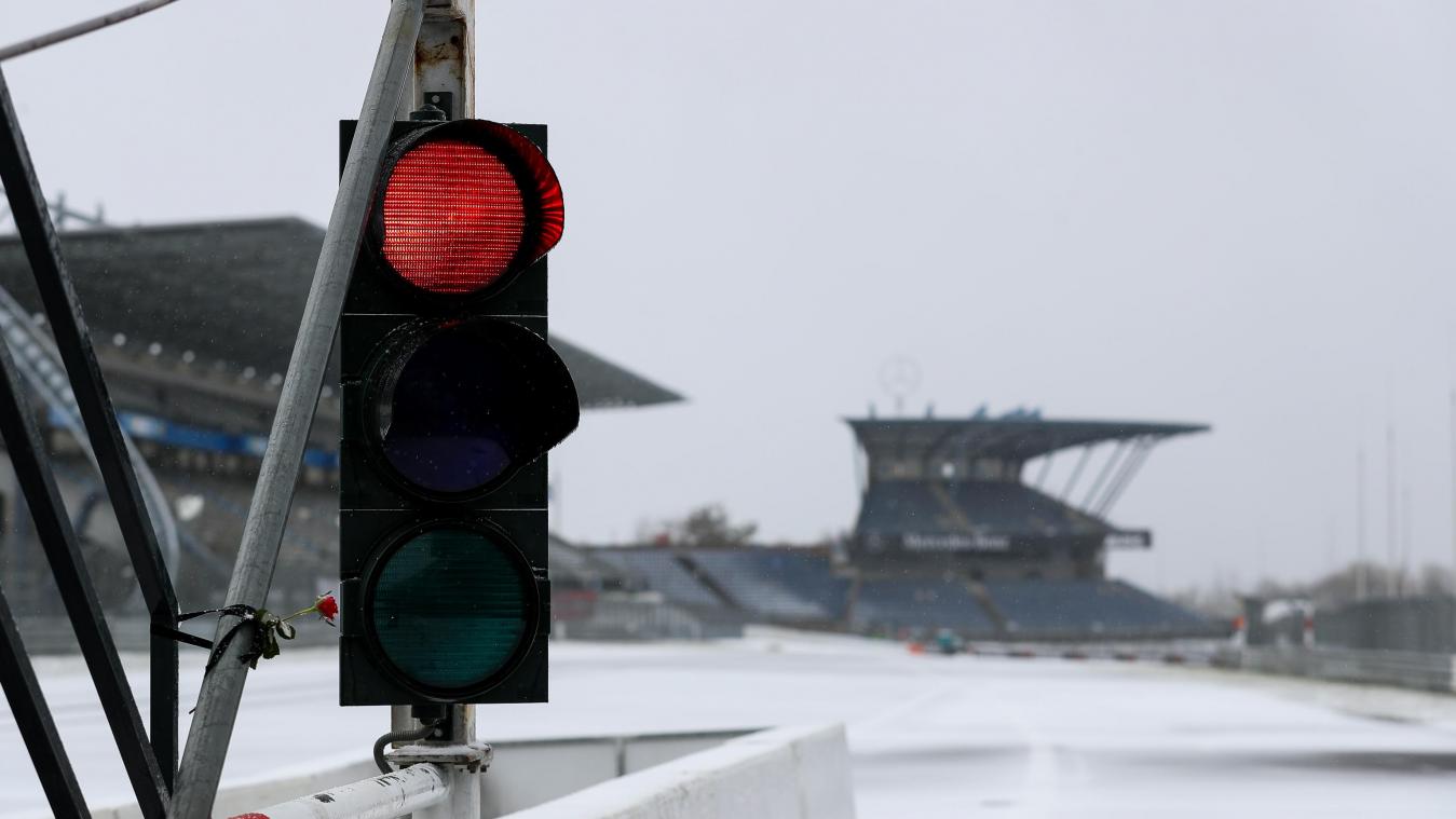 <p>Rote Ampel am Nürburgring wegen des Schnees.</p>