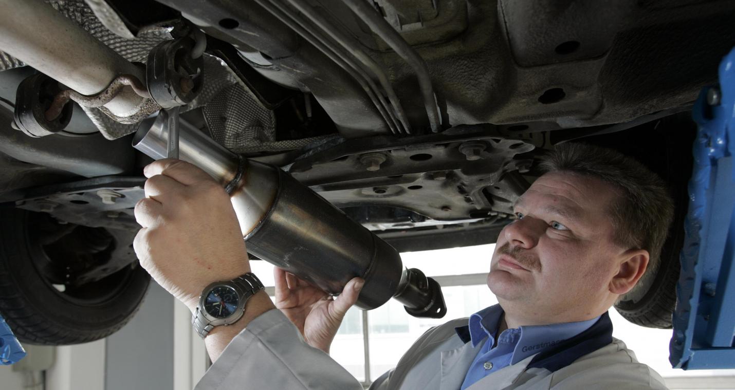 <p>Ein Kfz-Mechaniker baut einen neuen Rußpartikelfilter ein.</p>