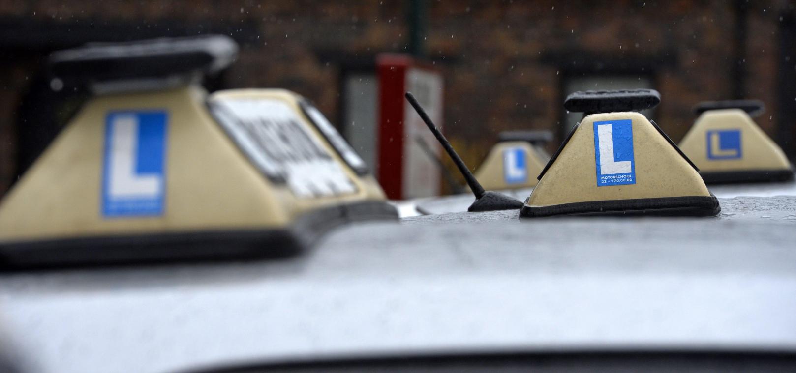 <p>In Flandern ist es möglich, einen vorläufigen Führerschein zu bekommen, ohne jemals überhaupt mit einem Pkw gefahren zu sein.</p>