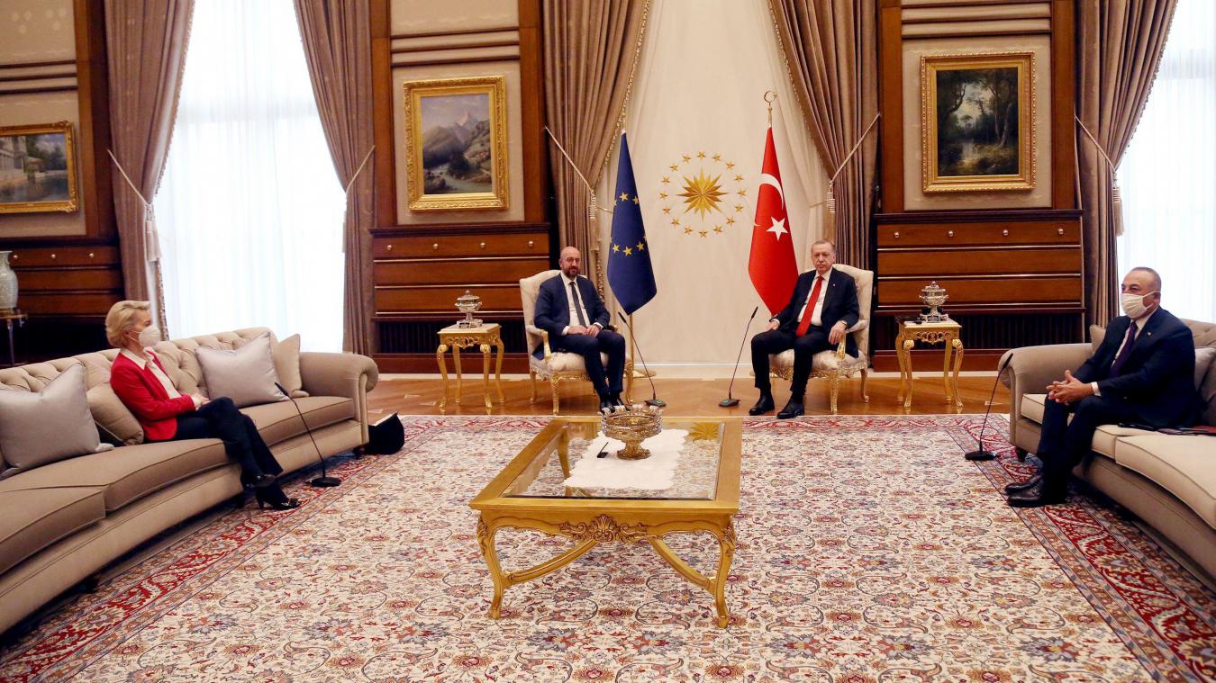 <p>Für Ursula von der Leyen blieb nur der Platz auf dem Sofa, etwas weiter weg von Erdogan und Michel.</p>