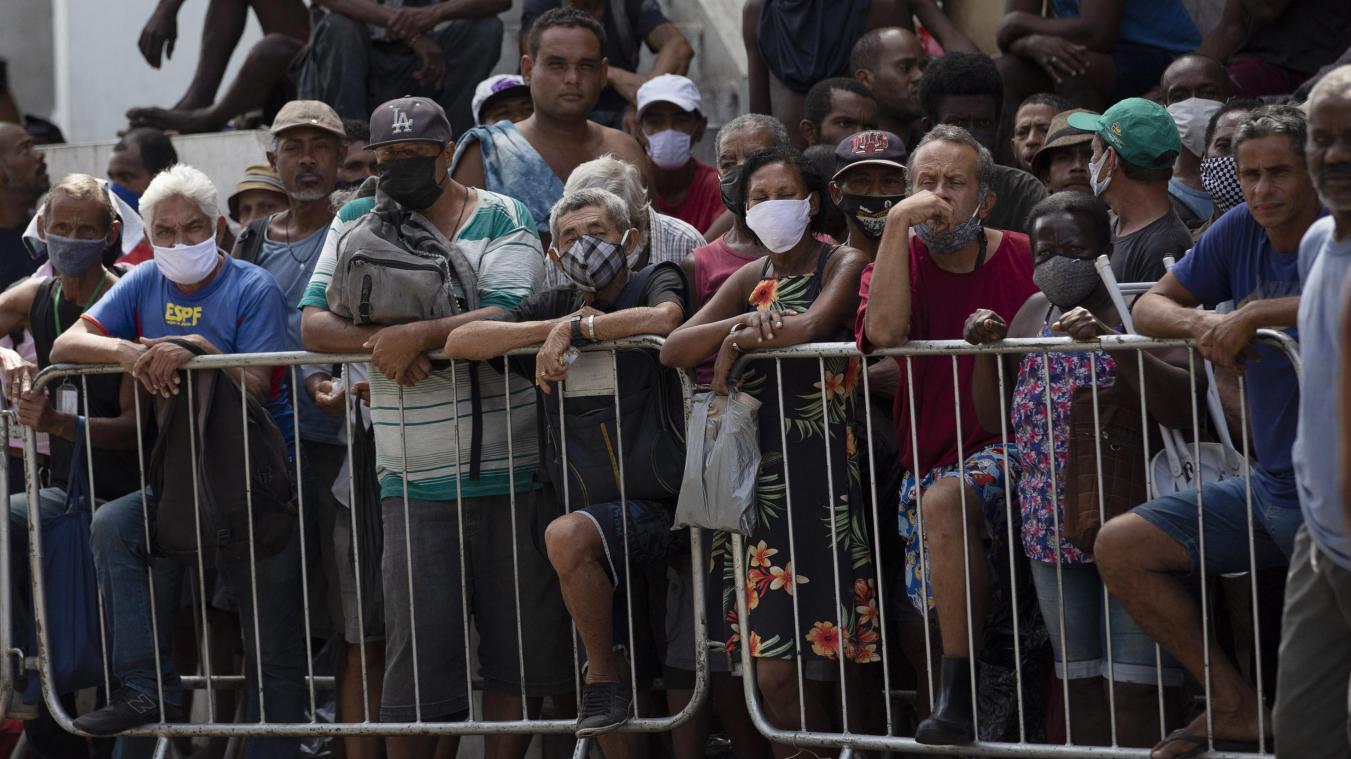 <p>Rio de Janeiro: Menschen warten in einer Schlange inmitten der Corona-Pandemie auf eine von der Stiftung Leao XIII gespendete Mahlzeit.</p>
