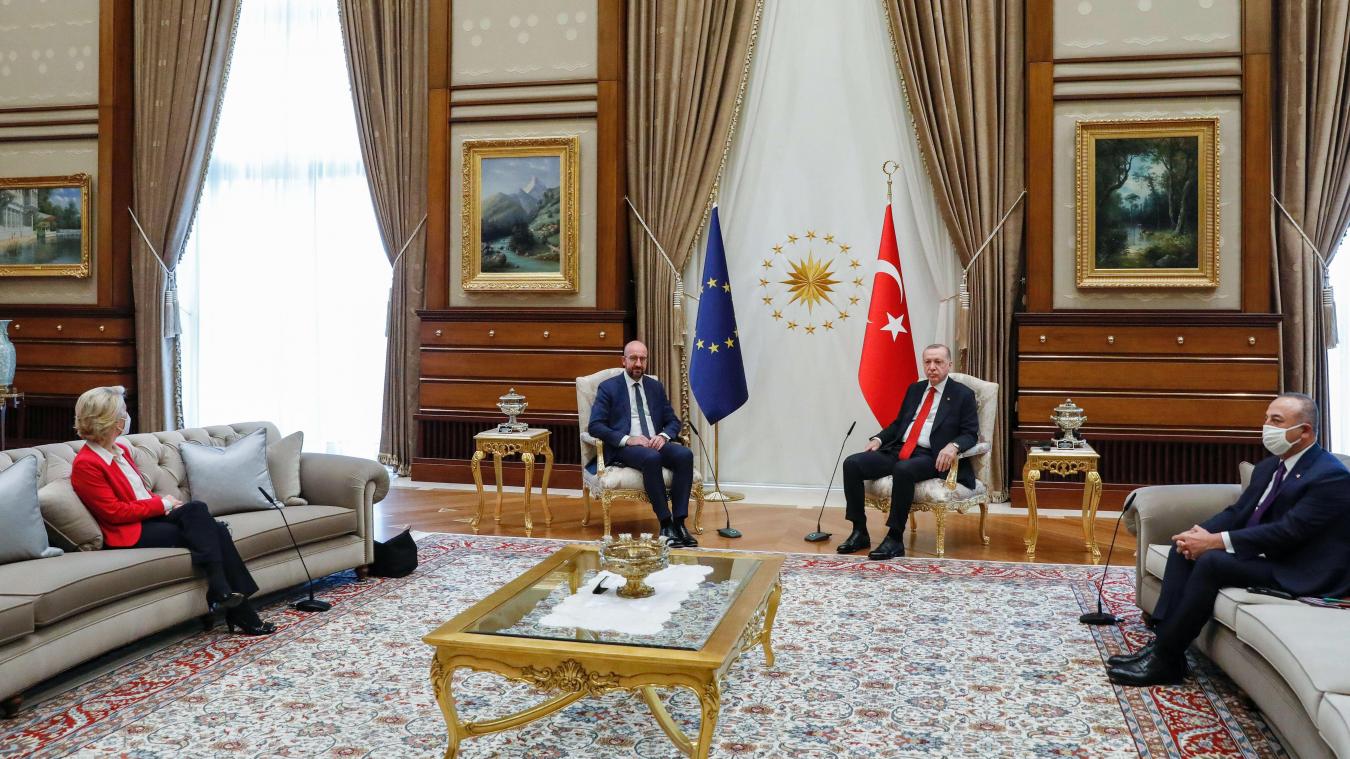 <p>Dieses vom Europäischen Rat zur Verfügung gestellte Foto zeigt den türkischen Präsidenten Recep Tayyip Erdogan (2.v.r) und den türkischen Außenminister Mevlut Cavusoglu (r.) während eines Treffens mit EU-Kommissionspräsidentin Ursula von der Leyen (l.) und EU-Ratspräsident Charles Michel (2.v.l.).</p>