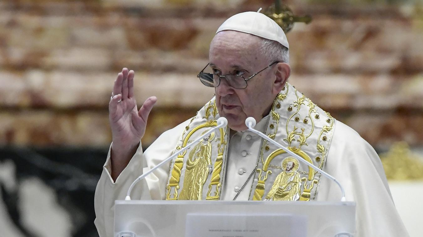 <p>Papst Franziskus gibt den Segen Urbi et Orbi nach der Ostermesse im Petersdom.</p>