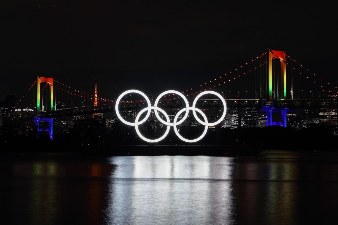 <p>Die Olympischen Ringe beleuchten das Wasser unter der Rainbow Bridge. Das olympische Symbol wurde wieder angebracht, nachdem es vor den verschobenen Olympischen Spielen von Tokio 2020 zur Wartung abgenommen worden war.</p>