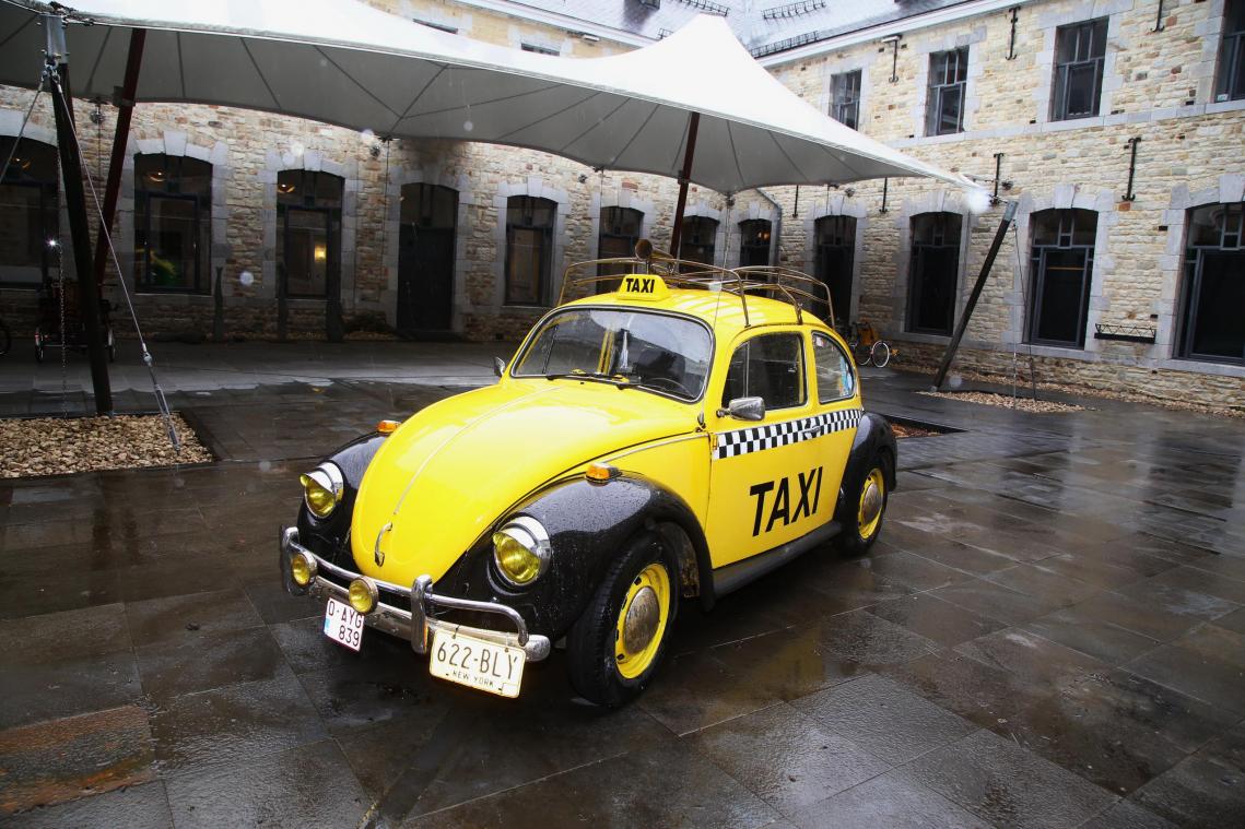 <p>Im Innenhof des Malmundariums steht ein Käfer, der als Taxi gedient hat.</p>