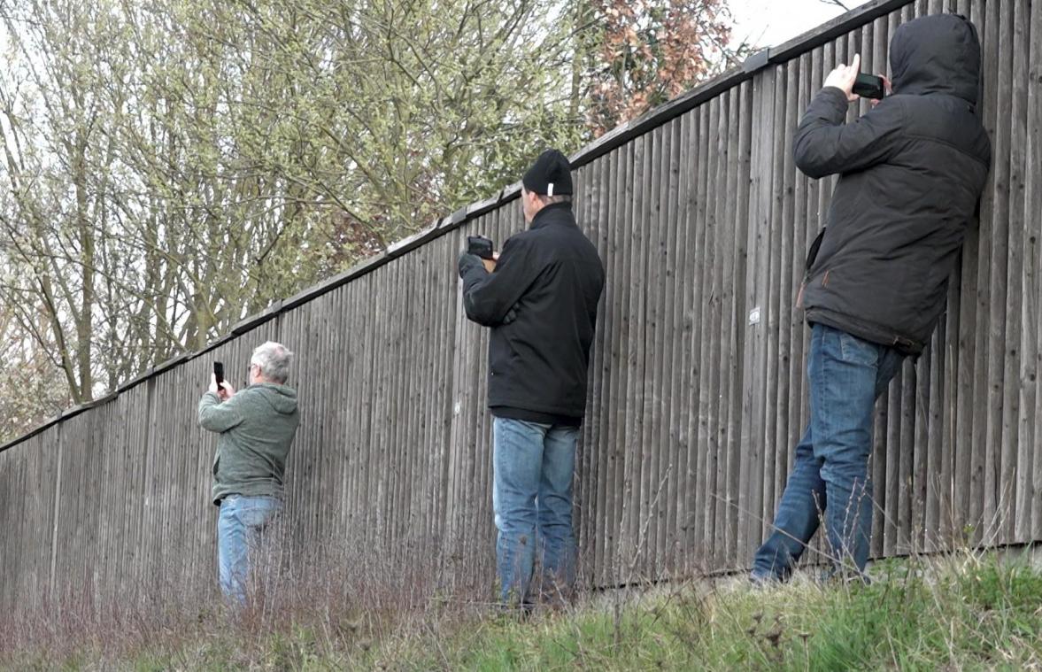 <p>Damit soll bald Schluss sein: Schaulustige fotografieren einen Unfall auf der Autobahn.</p>