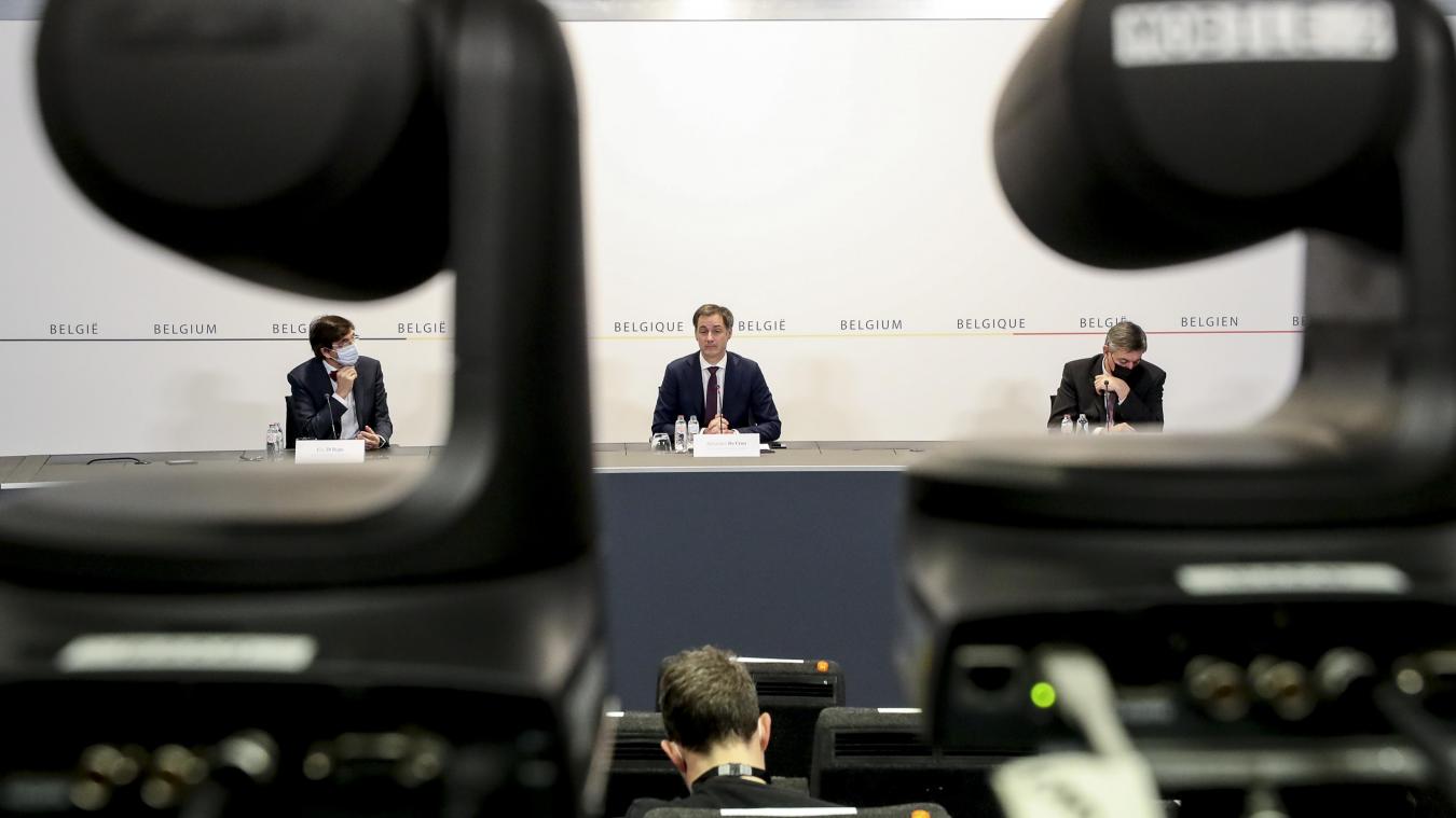 <p>Premier Alexander De Croo (Bildmitte) tauscht sich heute mit seinen Regierungskollegen darüber aus, wie sich die Coronalage in Belgien entwickelt hat.</p>
