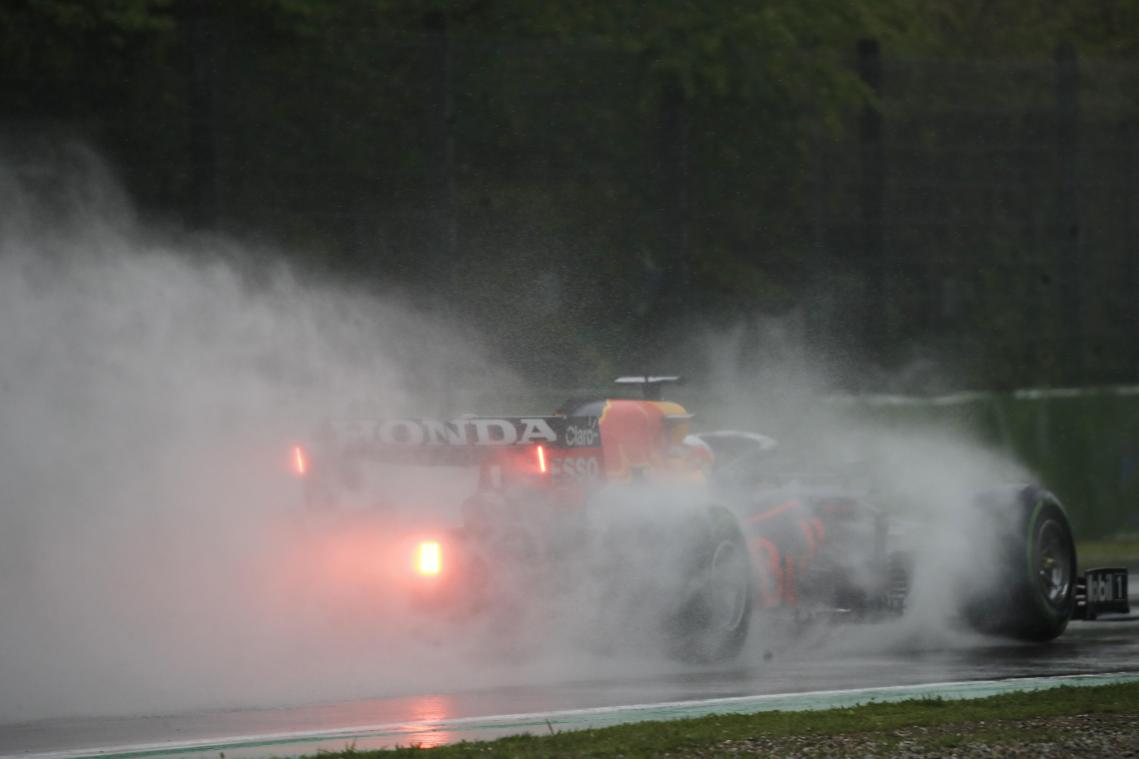 <p>Max Verstappen aus den Niederlanden vom Team Red Bull Racing steuert seinen Wagen auf der Rennstrecke.</p>