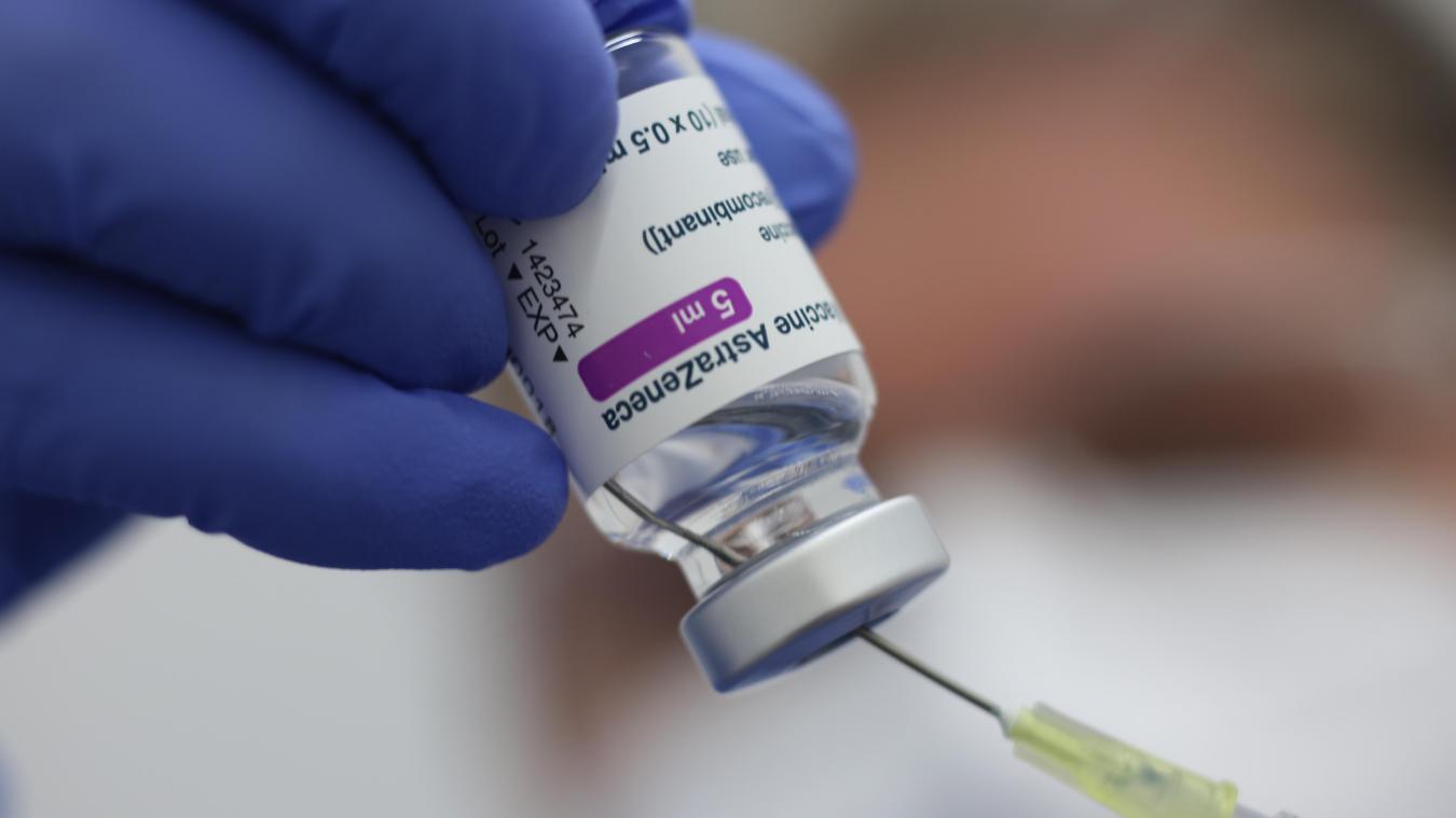 <p>Eine Spritze mit dem Corona-Impfstoff von AstraZeneca wird aufgezogen: Im Parlament der Deutschsprachigen Gemeinschaft wurde jetzt auf Ausschussebene über eine „versteckte“ Impfpflicht gesprochen.</p>