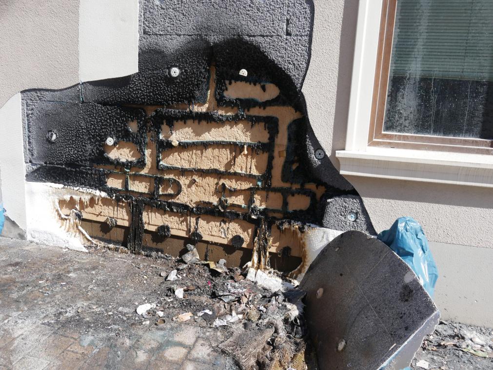 <p>Mülltonnen wurden an der Redaktion vom Trierischen Volksfreund in Brand gesteckt.</p>