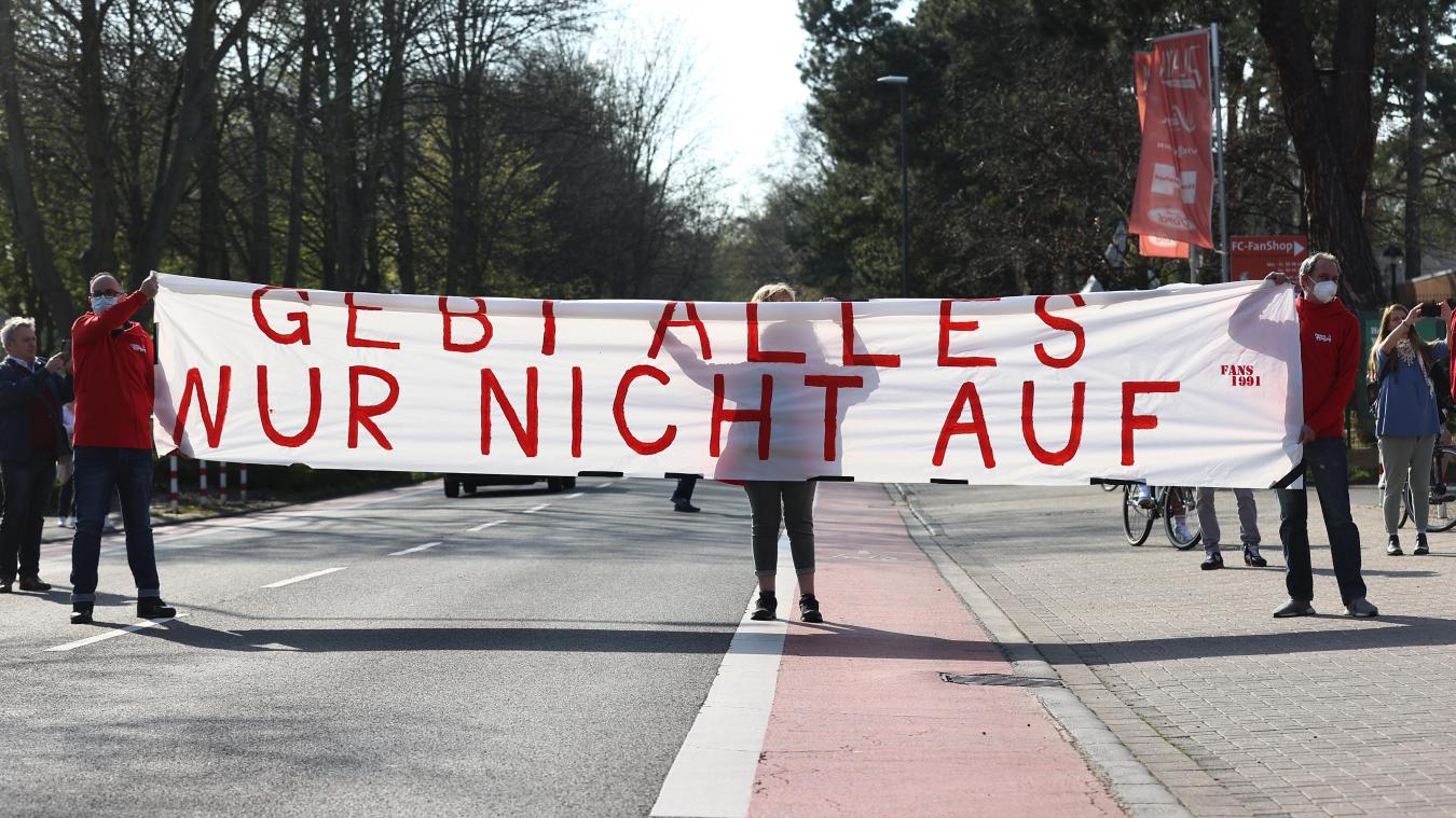 <p>Köln-Fans halten ein Banner mit der Aufschrift „Gebt alles, nur nicht auf“.</p>