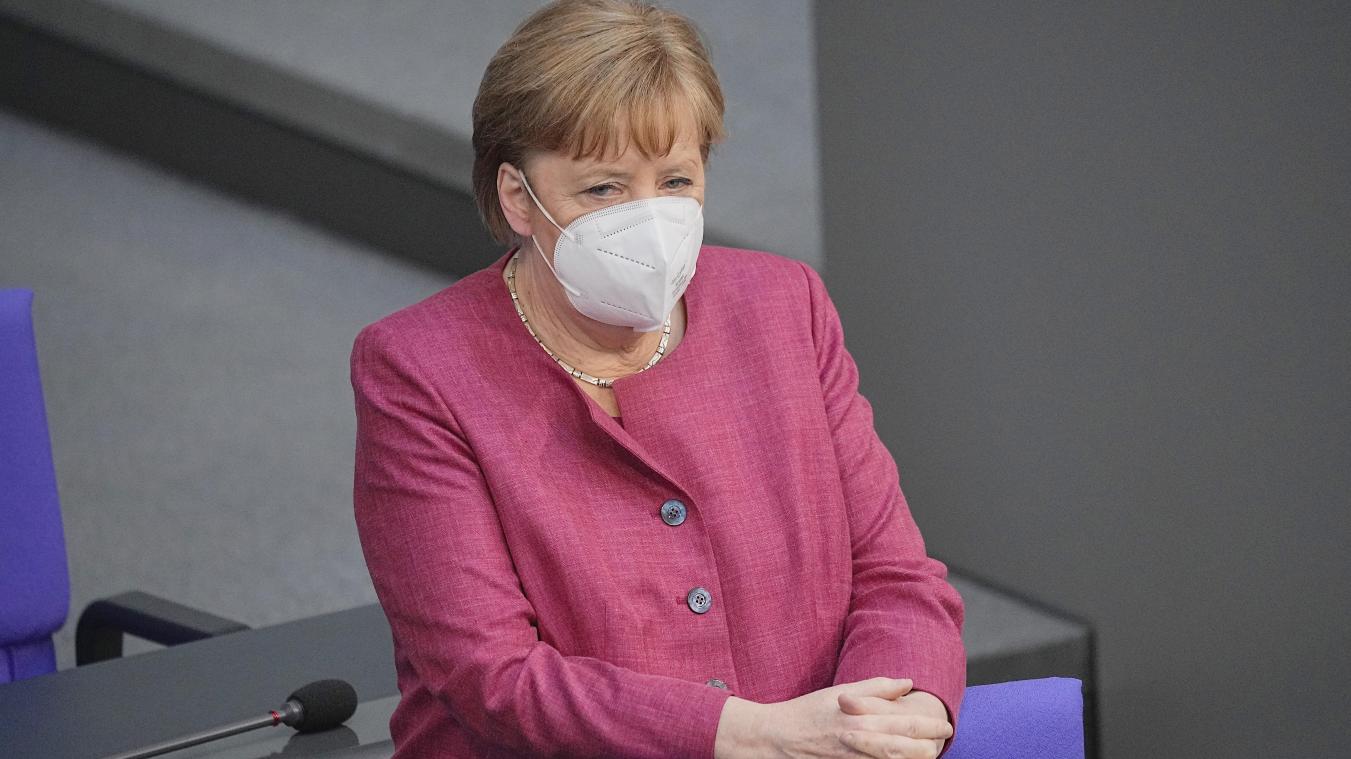 <p>Bundeskanzlerin Angela Merkel (CDU) wartet auf den Beginn einer Sitzung des Bundestags.</p>