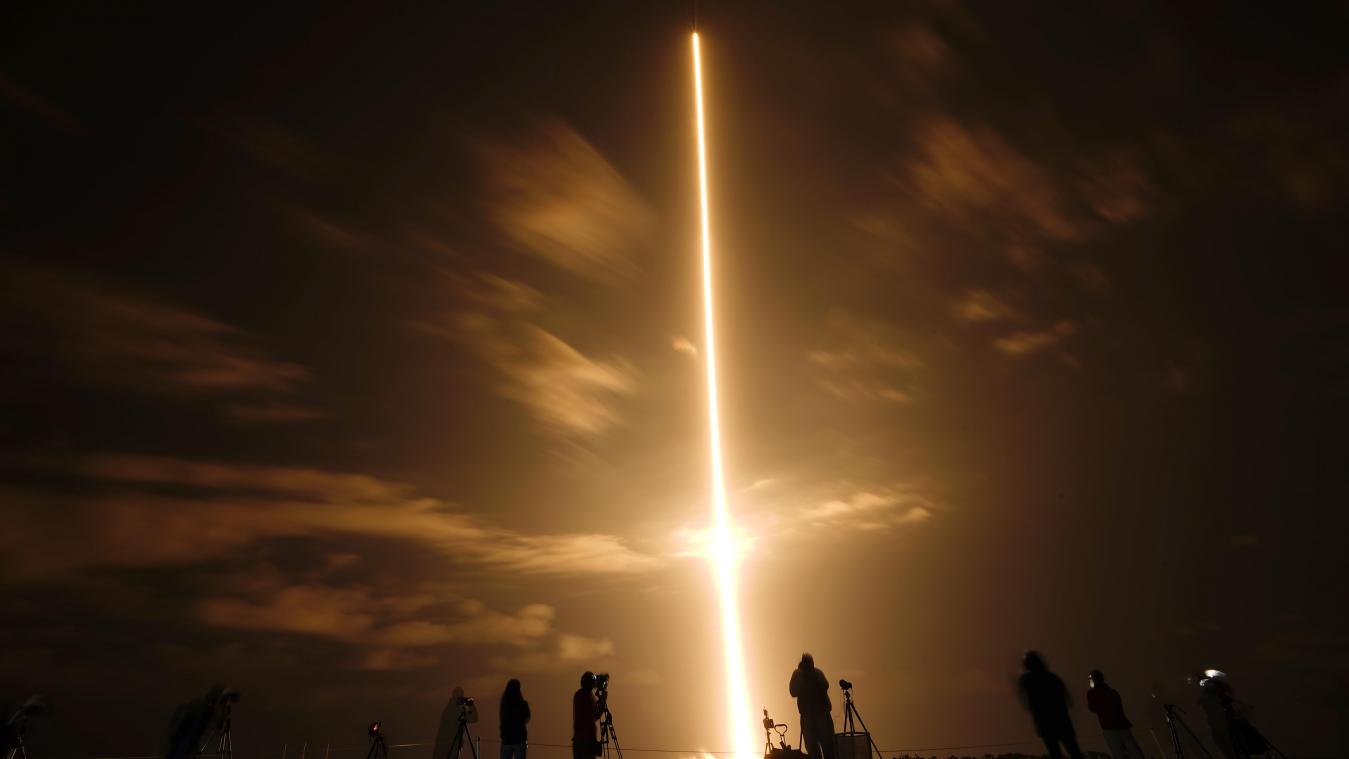 <p>Fotografen beobachten, wie die SpaceX-Falcon 9-Rakete mit der Crew Dragon Raumkapsel von der Rampe 39A im Kennedy Space Center abhebt.</p>