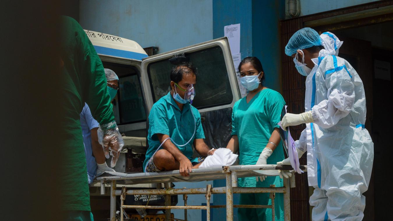 <p>Ein Corona-Patient wird von einem Krankenwagen auf die Intensivstation eines Krankenhauses transportiert: Indien verzeichnete am Donnerstag (22. April) mit über 300.300 neuen Corona-Infektionen innerhalb eines Tages den zweiten Tag in Folge einen weltweiten Höchstwert.</p>