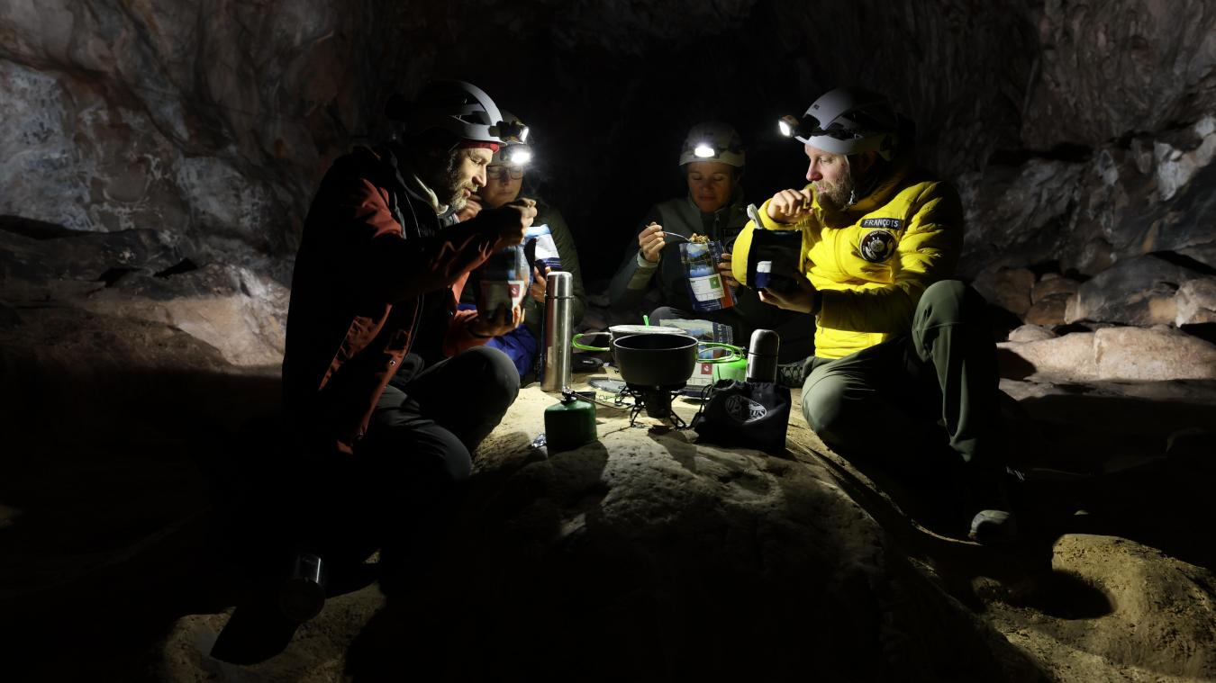 <p>Teilnehmer der Studie „Deep Time“ essen in einer Höhle.</p>