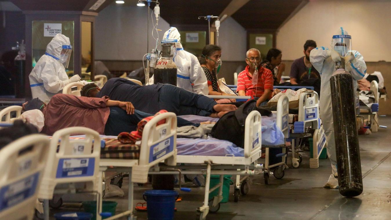 <p>Medizinisches Personal versorgt Corona-Patienten in einem Bankettsaal in Neu-Delhi, der vorübergehend in eine Isolierstation umgewandelt wurde.</p>